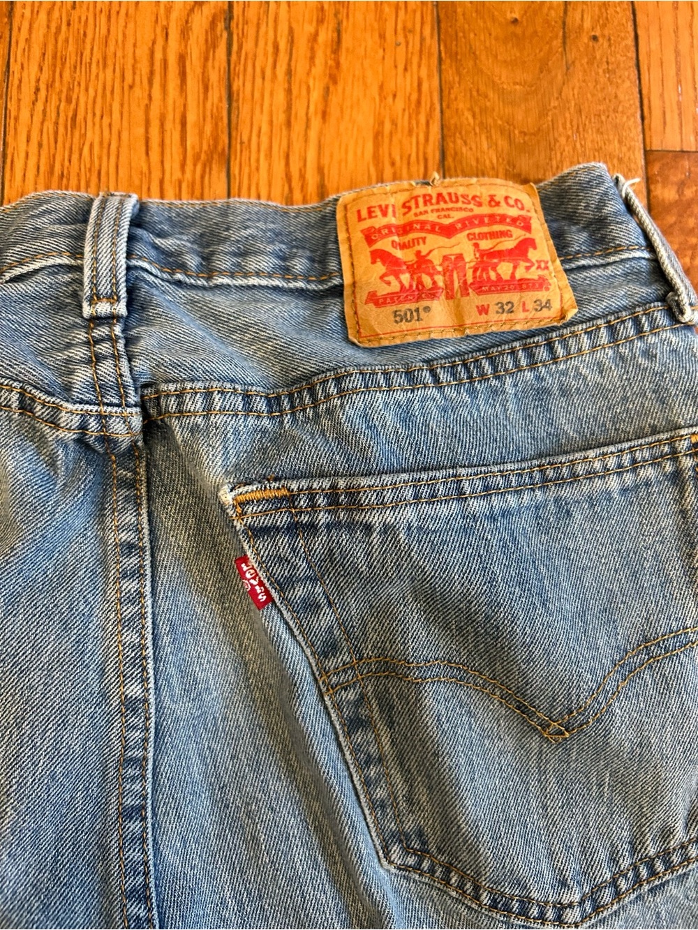 Levis 501 Jeans Mens 32x34 Blue Light Wash Original Fit Straight Leg Denim Pants - Picture 10 of 10